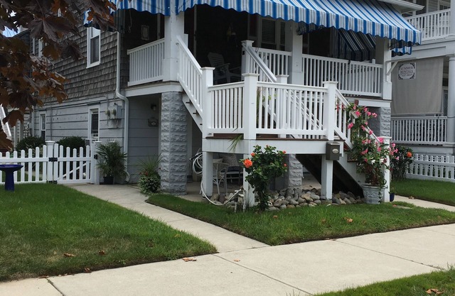 OCNJ Gold Coast beach home, Pet friendly, 9 houses from the beach and boards!