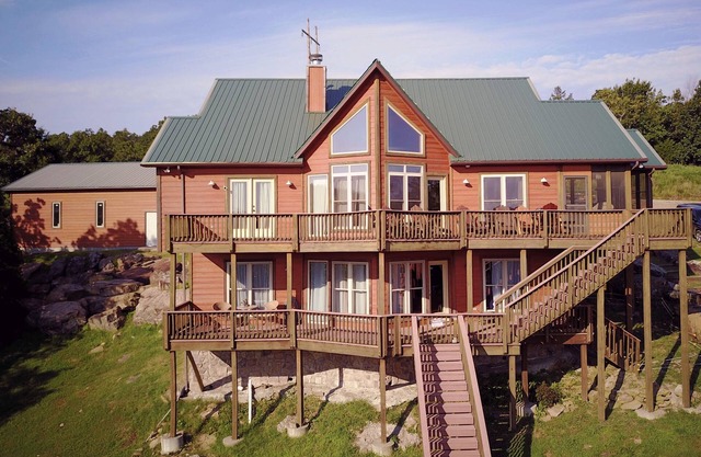 October weekends available! Lakeside,Views,Firepit,Dock,kayaks& paddleboards