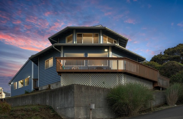 OctoMojo - 3b/3b - Views, Beach Access, Hot Tub, and Dog Friendly!