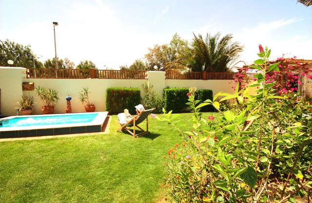 Octopus Apartment With Jacuzzi Pool, Wifi, BBQ And Sunbeds. Beach 3 mins walk.