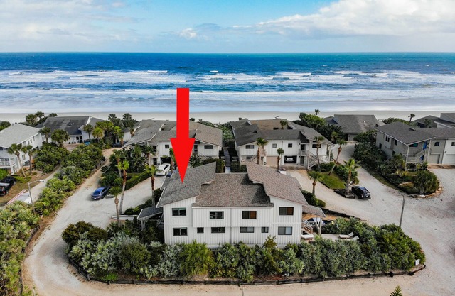 Octopus Garden, A Luxurious Townhome Overlooking Pool! Ocean Views!