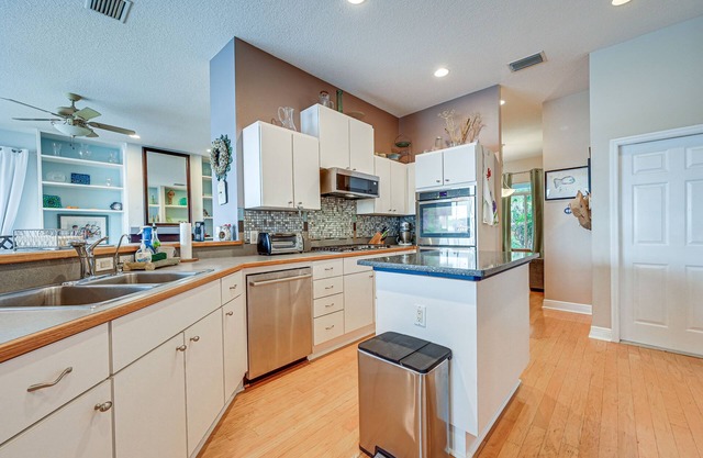 Odessa Lake House w/Private Pool & Screened Lanai