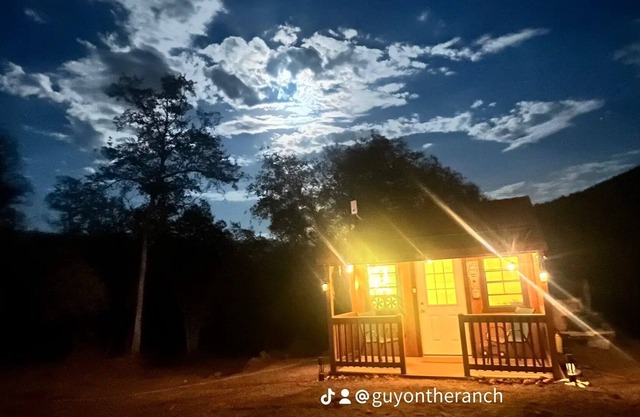 Off-Grid 1-Bed Cabin in Yokuts Valley