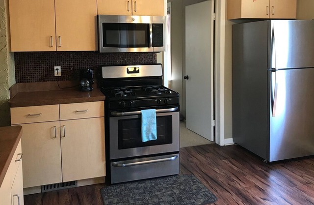 Off-Street Parkin 3 Bdrm Apt Heart of Littly Italy