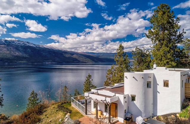 Okanagan Lake Paradise in a Stunning Sante Fe Home