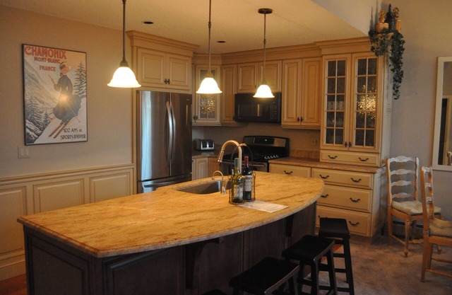 Okemo Slopeside, luxury 4 Bdrm: 200 yard EZ walk to slope, ski right to condo