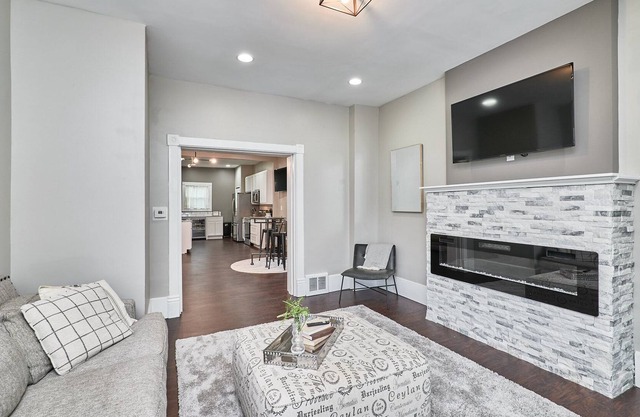 Old Charm, Benton Home, Fireplace, backyard firepit &10 min walk to Main Street