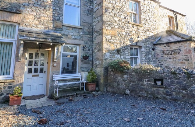 OLD FARM COTTAGE, romantic in Kirkby Lonsdale