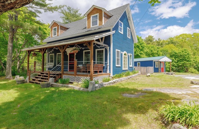Old Maine style w/modern amenities - dog friendly