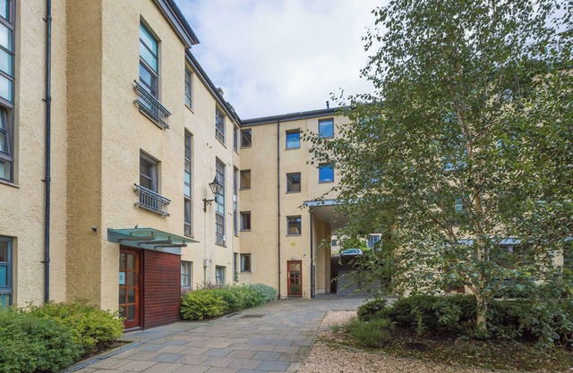 Old Tolbooth Wynd [388] is a Spacious 2 bedroom apartment just off the Royal Mile