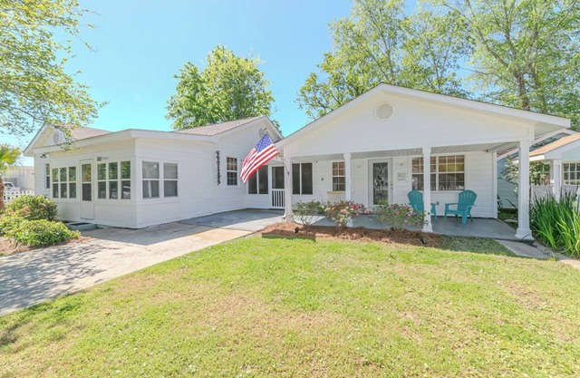 Old Town Beach Bungalow~ 2 blocks from Main St. and Beach Blvd.