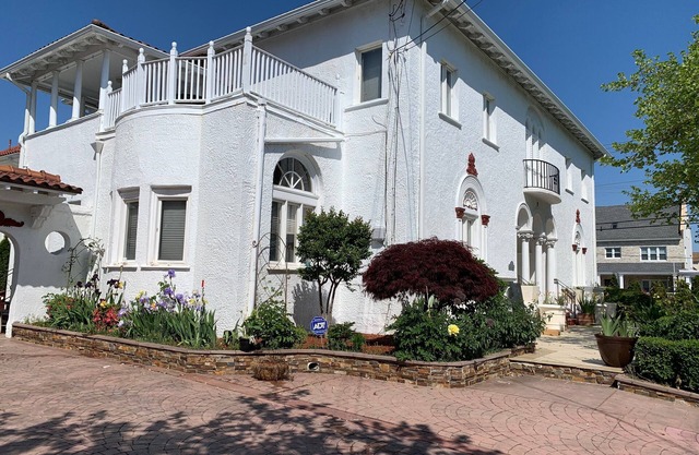 Old world charm with modern amenities 1 BR apt on block one of Ventnor Beach
