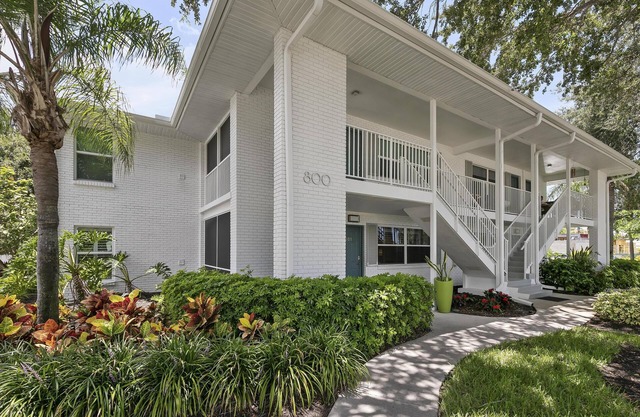 Olde Naples Luxe New Reno. Walk to the beach and 12 blocks to 5th Ave