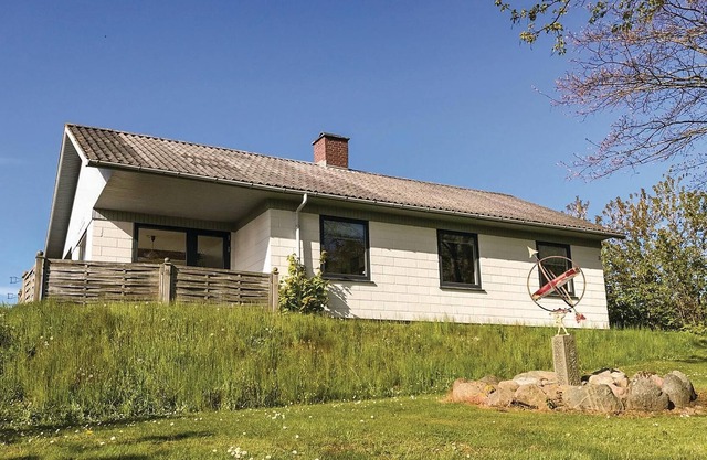 Older vacation home, situated high above the sea and the beautiful fishing village of Vang on a beau