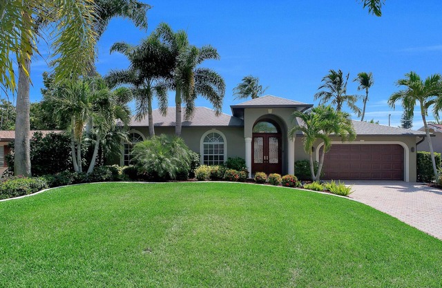 Oliver's Oasis Naples - Luxury Accommodation with Two KING BED Master Suites!