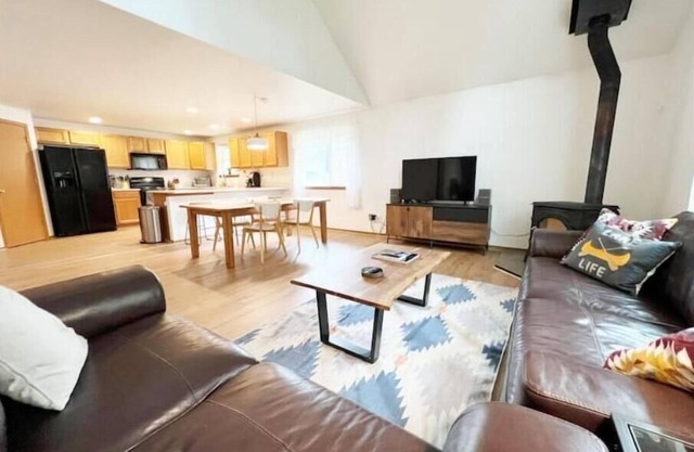 Olympic Base Camp: Pet friendly & spacious 4 bedroom home w/hot tub