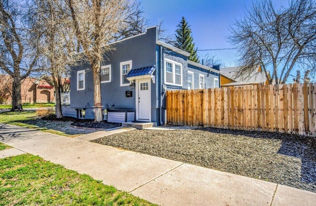 Olympic Flat! Downtown w Hot Tub, BBQ & Fire pit