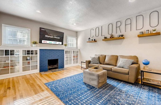Olympic House! Downtown w Hot Tub, Fire pit & BBQ