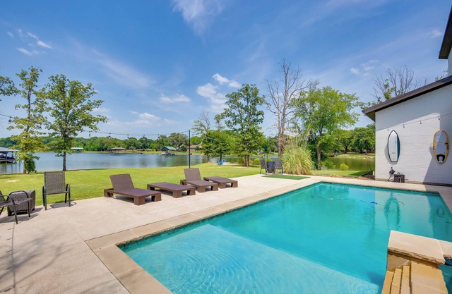 On Cedar Creek Reservoir: Malakoff Home w/Pool!