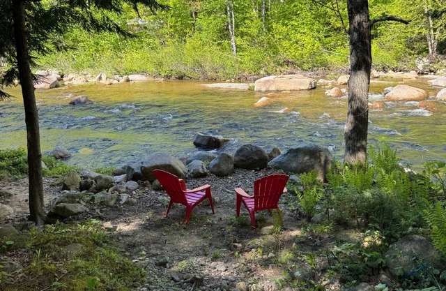 On Ellis River with view of covered bridge. Walk to town!