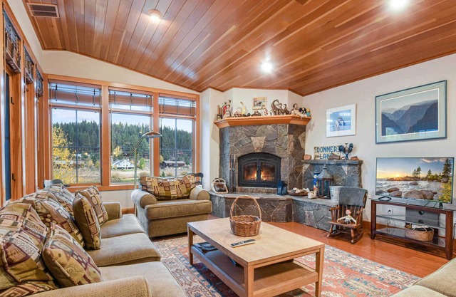 On Glenshire Pond | Pond Views & Only 10 min to Truckee!