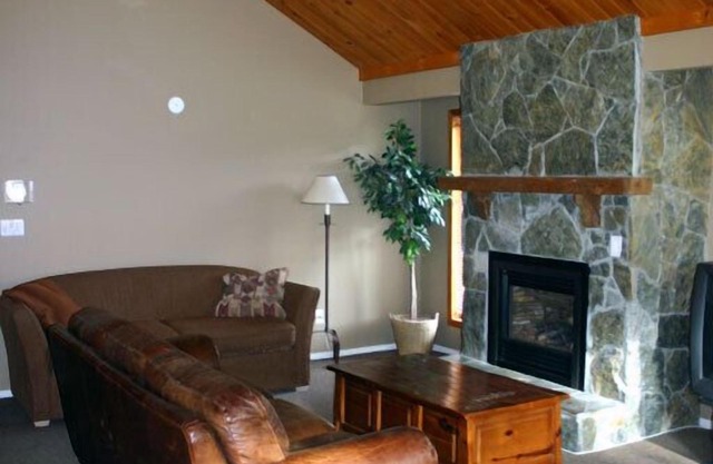 On Hill Condo - Spruce Lodge at Timberline (walk to lifts)