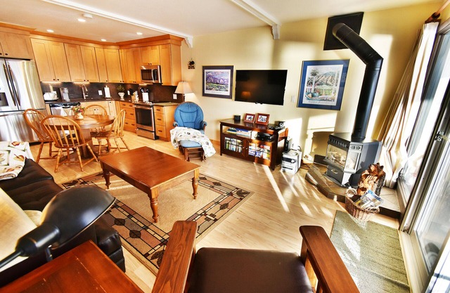 On Lake! Hot Tub, Views, Elevator! Walk to Concerts, Marina, Dining