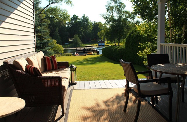 On Lake Leelanau! Waterfront w Dock, walk to Wineries near hiking OPEN for Xmas