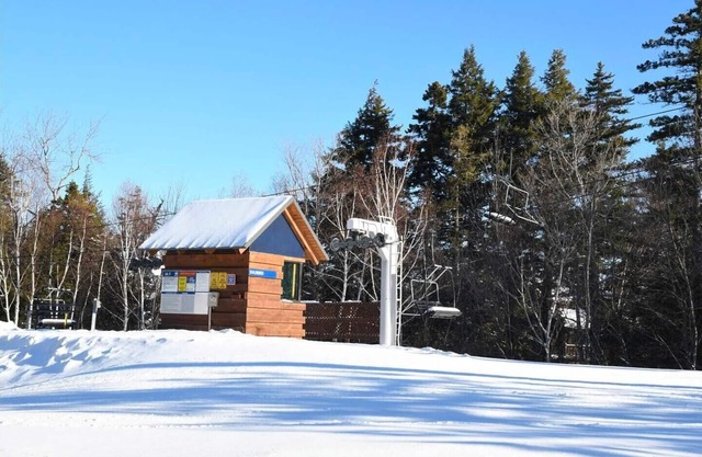 'On-Piste' - A Ski-in/Ski-out Studio Condo - Chairlift next to the building!