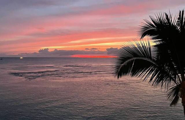 ON THE BEACH 🏝 Amazing Breathtaking Oceanfront 2 Bedroom Waikiki on the Beach