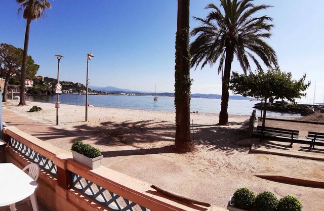 On the beach :In one of the few waterfront residences on the Côte d'Azur
