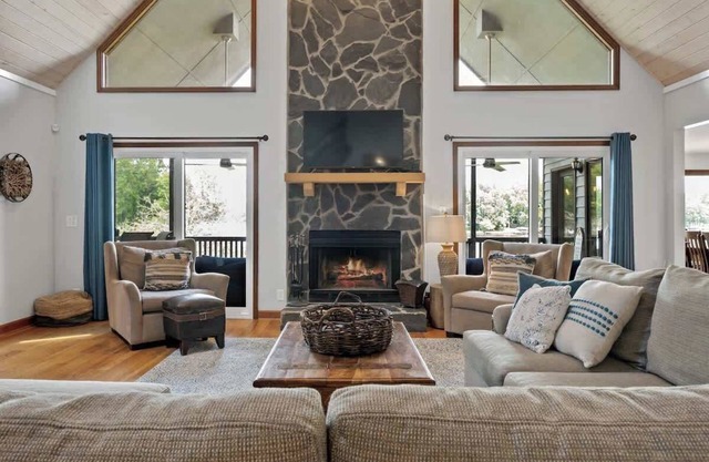 On The Rocks-Sleeps 17, 2 Master Suites, + More!