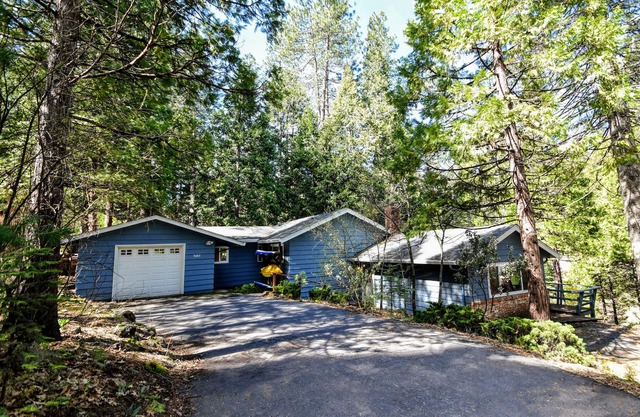 ON THE SHORES OF LAKEMONT PINES LAKE W/POOL TABLE, KAYAKS AND CANOE PET FRIENDLY