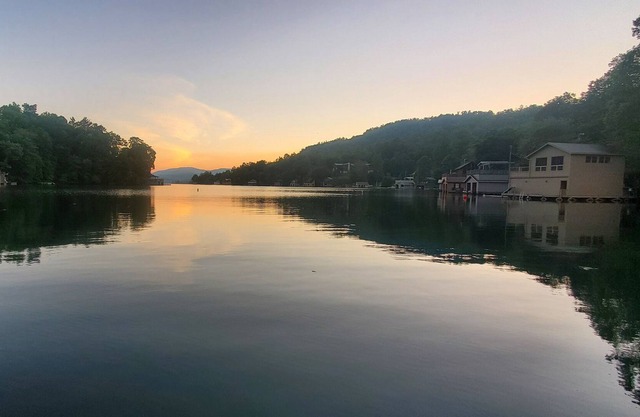 On the Water @ Lake Burton! Private Dock! Canoe/Kayak Incl! Walk/Paddle=>Marina!