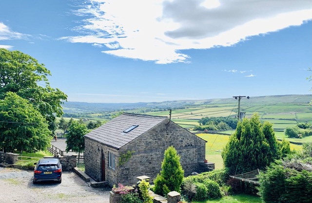 One bed Detached Converted Barn With Panoramic Views of the Wharf & Aire Valley