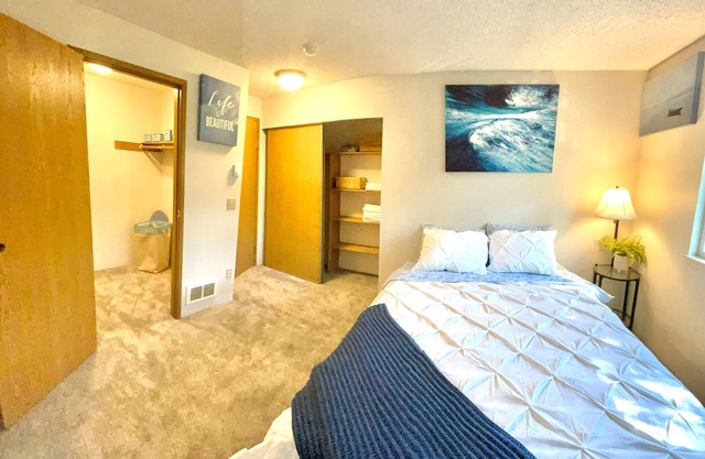 One bedroom apartment 18 minutes to Seattle 5 minutes to airport