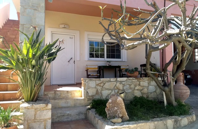 One bedroom apartment with large garden, in quiet location, 10 min walk to beach