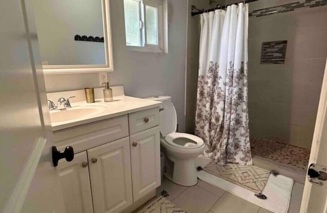 One bedroom apt/guest home near downtown and basen