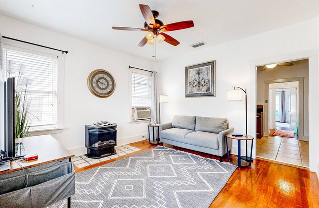 One bedroom cozy retreat by the Pearl and the vibrant St. Mary's