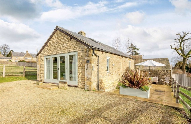 One bedroom dog friendly Cotswold holiday cottage - Oxbow Cottage