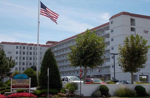 One block from beach with ocean view 5th Floor Rental in Exclusive Diamond Beach