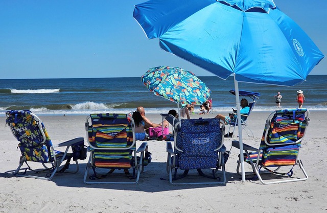One block from the beach! Cozy beach condo near restaurants and shopping.