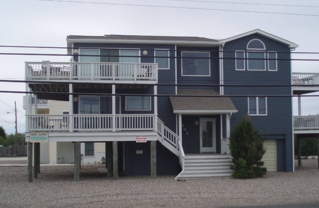 One House to beach- beach chairs & badges too!