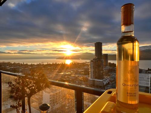 One Million-Dollar Vista Premium 2-Bed Sky Flat with Lake & City Views