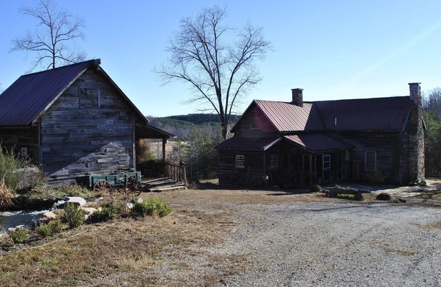 One of a kind historic farmhouse 10 minutes from Tryon Equestrian. Speaks French
