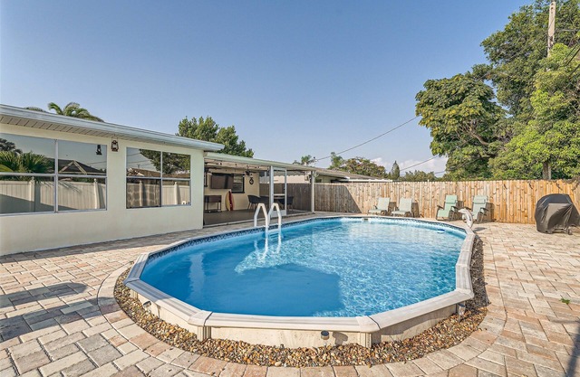 One Palm Pool House- Close to the Beach!