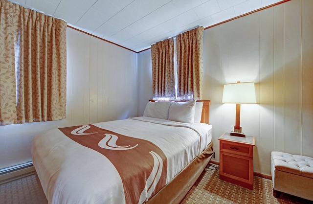 One queen Bed at Four Seasons Lodge in South Fork