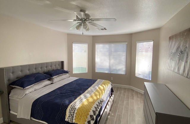 One story, 3bedrooms. 15 min from Strip. Quiet & and safe.