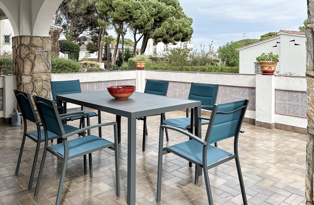 One-story house with large plot, 600 meters from the beach.