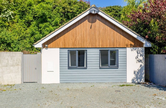 One Tennyson Bungalow - a bungalow that sleeps 4 guests in 2 bedrooms
